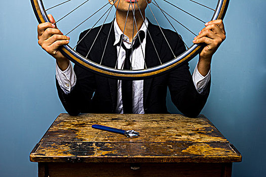 商务人士,修理,自行车,轮子