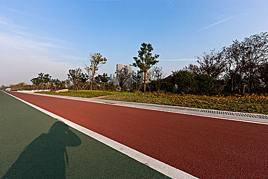 城市公园里的红绿两色塑胶跑道