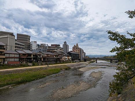 日本京都寧靜的河流與古老建筑