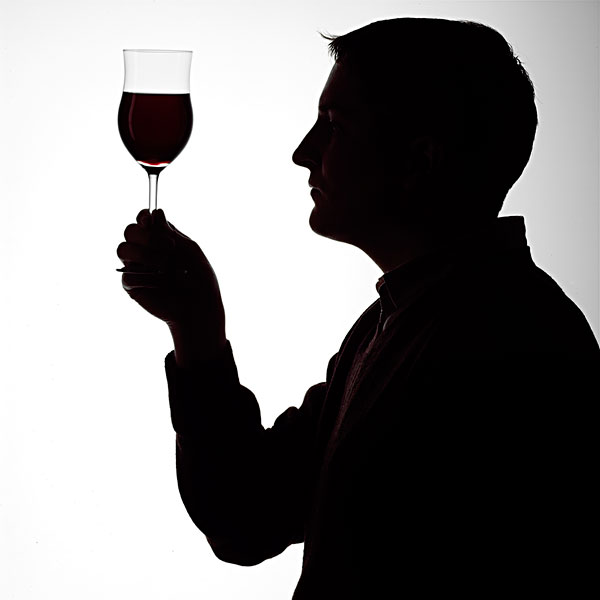 剪影,一个年轻男子肖像,观察,一杯红葡萄酒