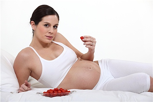 孕妇,吃,草莓,床上