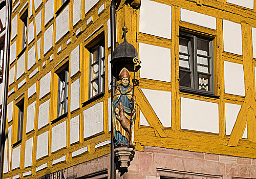 雕塑,圣徒,老,半木结构房屋,纽伦堡,中间,弗兰克尼亚,巴伐利亚,德国,欧洲