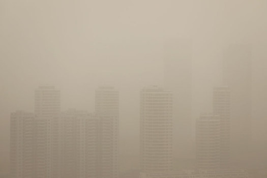 山东省日照市,沙尘暴来袭漫天黄沙,城市高楼,凭空消失