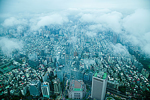 台湾台北市125大厦上眺望云雾中的台北市景