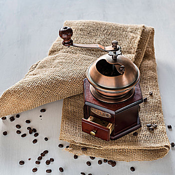 老,咖啡研磨机,黄麻纤维,包,咖啡豆,白色背景,地面