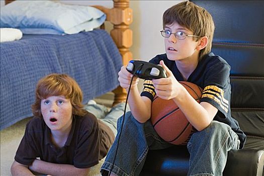 两个男孩,玩,电脑游戏