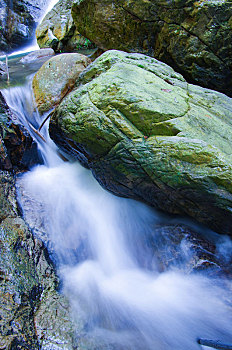 瀑布,小溪,河流,流动,水纹,慢门,岩石,波纹,水,水资源,水域,植物,自然地理,大自然,自然环境,自然景观,生态,风景,旅游,户外,夏天,中午,白昼,晴天,探索,地形,绿色,清