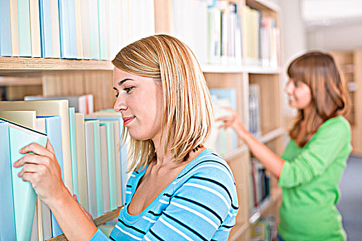 学生,图书馆,两个女人,书本,书架