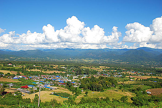 泰国清迈山顶树木蓝天白云俯瞰