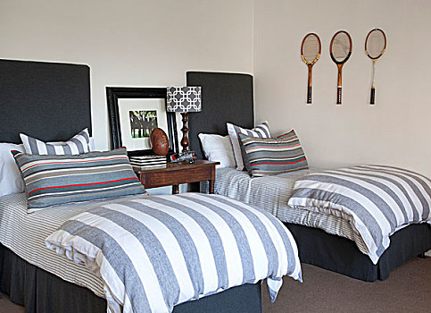 相似,床,软垫,床头板,条纹,床上用品,三个,老,网球拍,墙壁