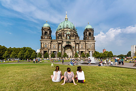 人,坐,草坪,正面,柏林大教堂,博物馆,岛屿,柏林,德国,欧洲