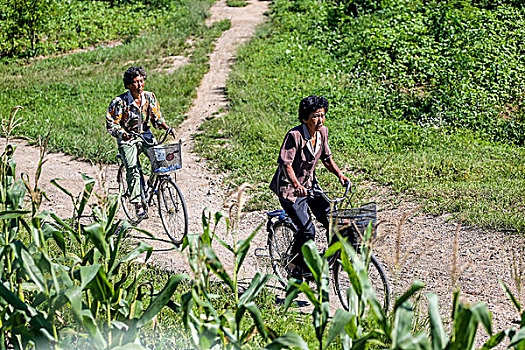 朝鲜农村人喜欢骑自行车出行成了名副其实的自行车王国