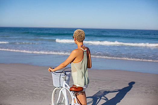 女人,站立,自行车,海滩,阳光
