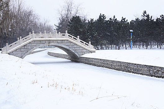 雪后的小桥