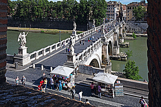 从意大利罗马圣天使城堡露台上俯瞰横跨台伯河的圣天使桥
