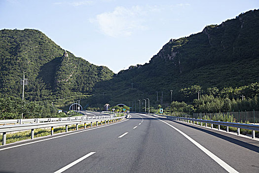 平坦干净的高速公路