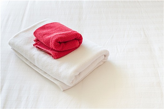 毛巾,床