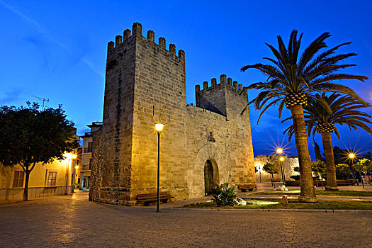 城门,晚上,马略卡岛,巴利阿里群岛,西班牙,欧洲
