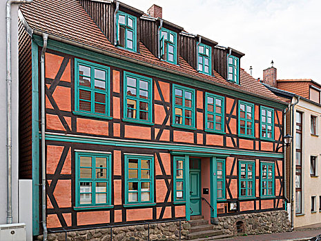 德国,梅克伦堡前波莫瑞州,半木结构房屋