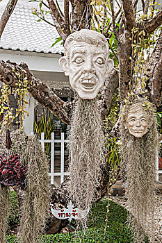 泰北清莱白庙吊在树上的各种妖魔鬼怪