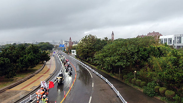 山东省日照市,150多名炫酷机车手冒雨骑游