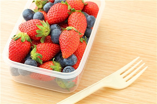 草莓,蓝莓,搅拌,塑料容器
