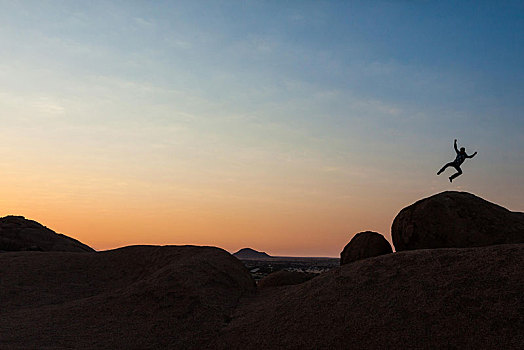 男青年,跳跃,花冈岩,石头,靠近,顶峰,达马拉兰,纳米比亚,非洲