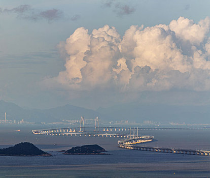 中国南海伶仃洋上的港珠澳跨海大桥