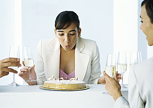 女人,吹蜡烛,蛋糕,坐,人,拿着,玻璃,香槟