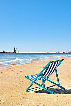 海边沙滩上的躺椅