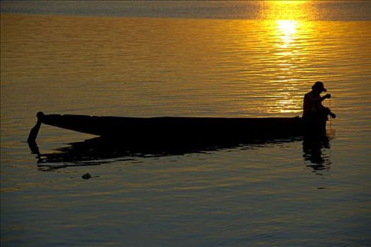 捕鱼者,坐,渔船,湄公河,日落,老挝