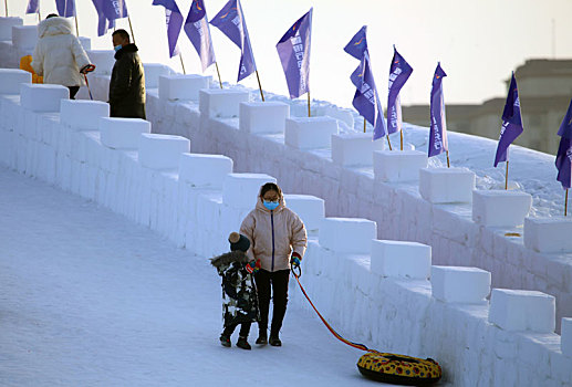 新疆哈密,元旦滑雪喜过节