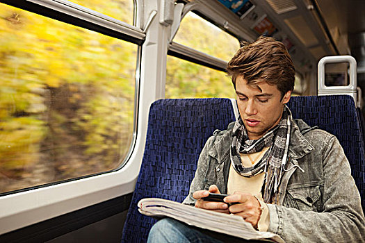 男青年,旅行,列车,手机