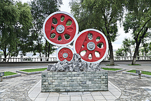 牡丹江都市广场车轮雕塑