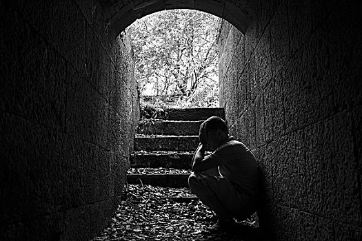 年轻,悲伤,男人,坐,室内,暗色,石头,隧道,楼梯,结束,黑白图片