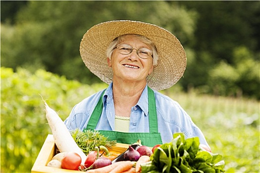 老年,女人,拿着,木盒,蔬菜