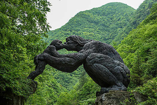 神农架,官门山,风景,景点,旅游,高山,瀑布,河流,神秘,树木,植被,野人,动物,标本,展览,雕塑,蜂箱,养蜂,蜜蜂