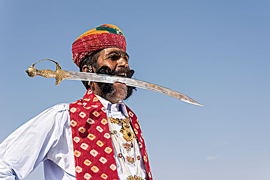 男人,姿势,剑,嘴,拉杰普特,人,比卡内尔,拉贾斯坦邦,印度,亚洲