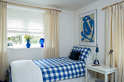 床头柜,靠近,单人床,蓝色,方格,遮盖