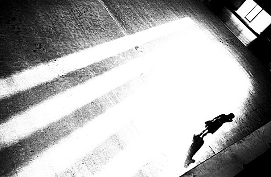 剪影,孤单,女人,看,入口,长,亮光,泰特现代美术馆,伦敦,英国,2000年