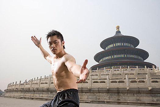 中国武术-一名男运动员在天坛祈年殿前练武