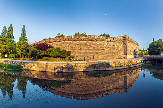 晴日里的荆州古城墙很安静