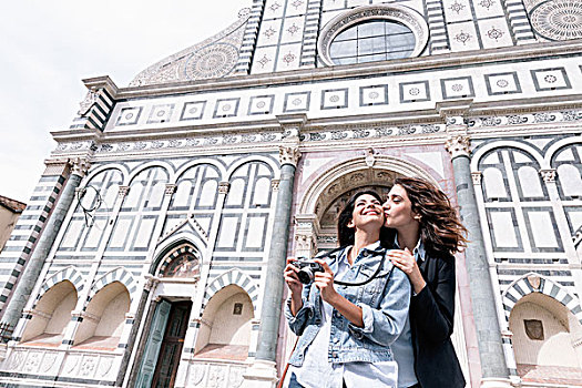仰视,女同性恋伴侣,拿着,数码相机,吻,脸颊,正面,教堂,广场,新圣母教堂,佛罗伦萨,托斯卡纳,意大利