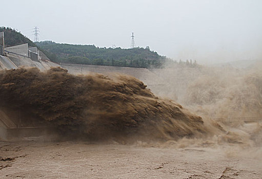 黄河小浪底水库排沙壮观场面