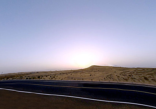 公路穿过沙漠