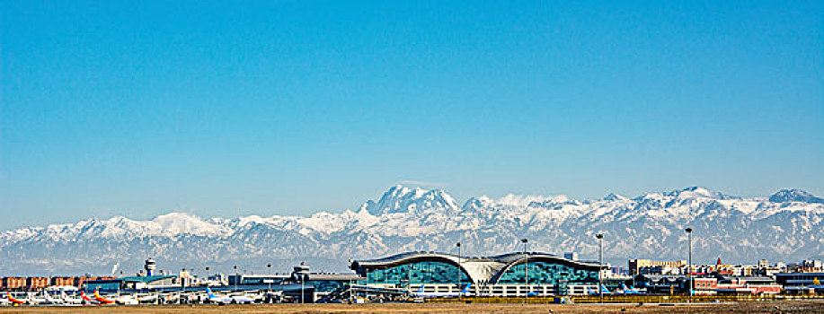 新疆乌鲁木齐地窝堡国际机场雪山背景