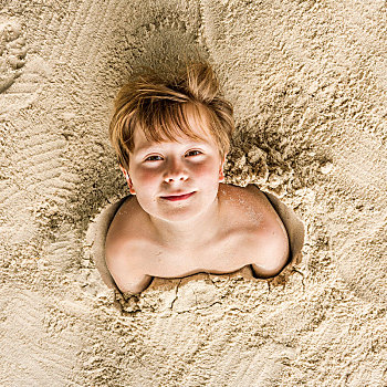 高兴,男孩,遮盖,沙子