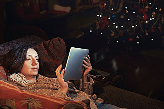女人,数码,放松,沙发,客厅,靠近,圣诞树