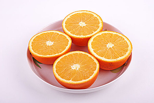 切开的橙子摆在盘子中