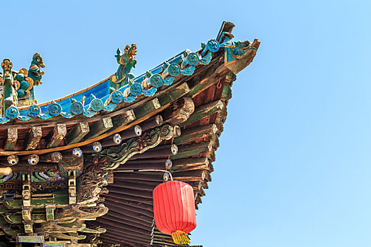 挂红灯笼的古建挑檐,山西省平遥古城城隍庙